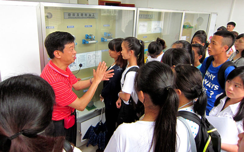 2013级小学教育员工到公司机电实验中心参观实习